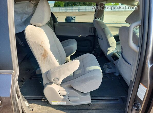 5TDKZ3DC5JS926381 2018 TOYOTA SIENNA Gray Rear interior view