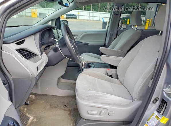 5TDKZ3DC5JS958117 2018 TOYOTA SIENNA Silver Вид салону спереду