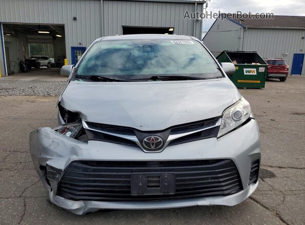 5TDKZ3DC5JS958117 2018 TOYOTA SIENNA Silver Вид спереду