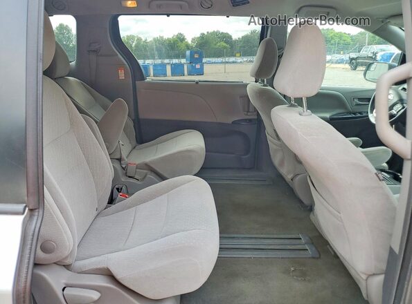5TDKZ3DC5JS958117 2018 TOYOTA SIENNA Silver Вид задньої частини салону