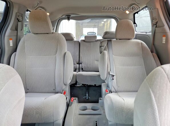 5TDKZ3DC5JS958117 2018 TOYOTA SIENNA Silver Вид задніх сидінь
