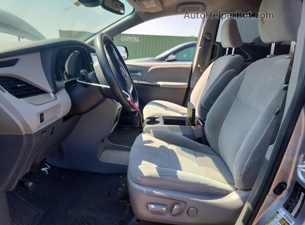5TDKZ3DC6JS952441 2018 TOYOTA SIENNA Серебряный Вид салона спереди
