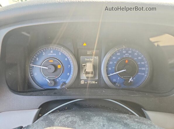 5TDKZ3DC6JS952441 2018 TOYOTA SIENNA Серебряный Вид щитка приборов