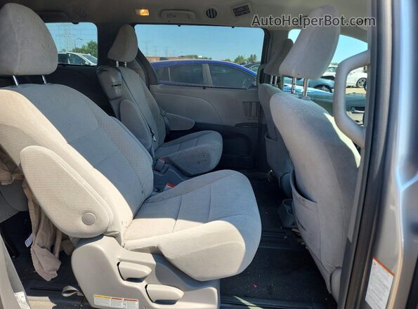 5TDKZ3DC6JS952441 2018 TOYOTA SIENNA Серебряный Вид задних сидений