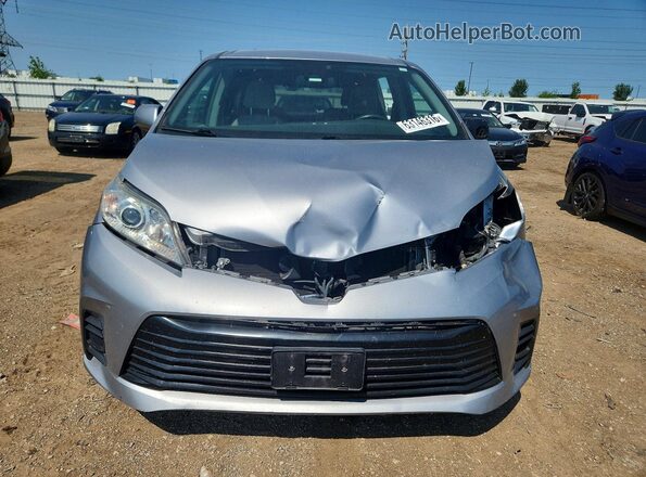 5TDKZ3DC6JS952441 2018 TOYOTA SIENNA Серебряный Вид спереди