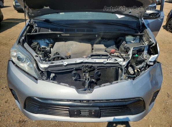 5TDKZ3DC6JS952441 2018 TOYOTA SIENNA Серебряный Вид задней части салона