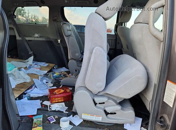5TDKZ3DC7HS781998 2017 TOYOTA SIENNA Gray Rear interior view