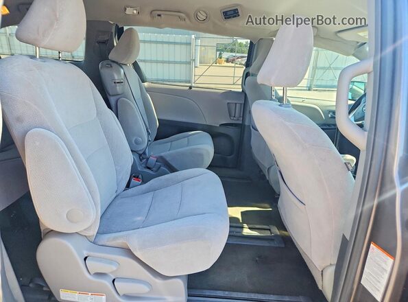 5TDKZ3DC7HS793939 2017 TOYOTA SIENNA Gray უკანა სალონის ხედი