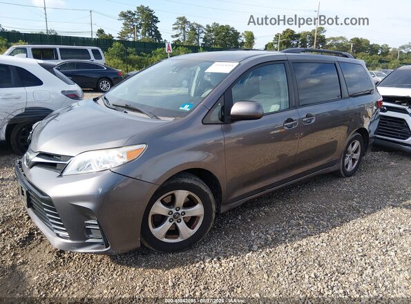 5TDKZ3DC8JS905010 2018 TOYOTA SIENNA Gray Przód lewy
