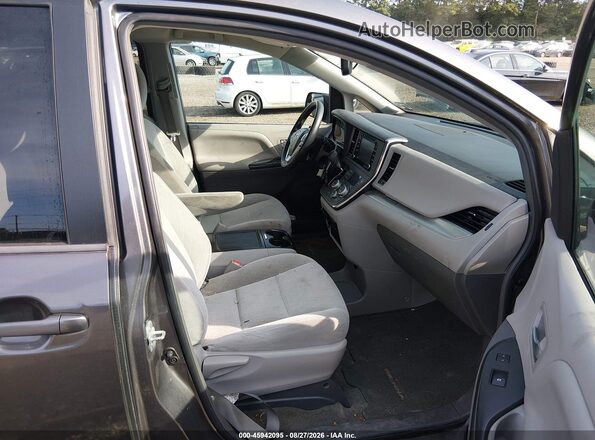 5TDKZ3DC8JS905010 2018 TOYOTA SIENNA Gray Widok wnętrza z przodu