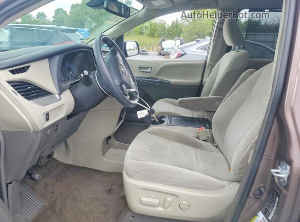 5TDKZ3DC8JS915696 2018 TOYOTA SIENNA Brown Front interior view