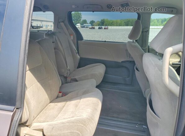 5TDKZ3DC8JS915696 2018 TOYOTA SIENNA Brown Rear interior view