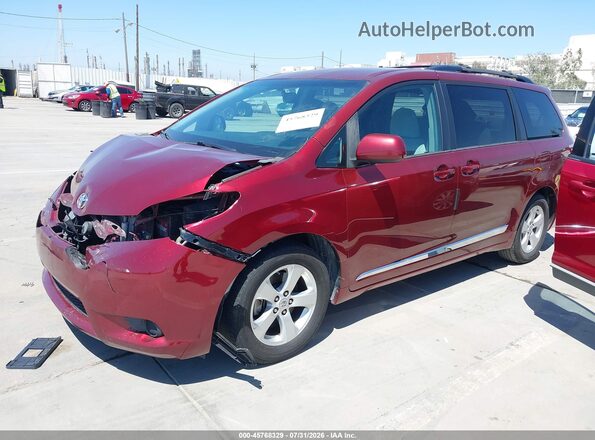 5TDKZ3DC9HS817481 2017 TOYOTA SIENNA Burgundy Vista tres cuartos delantera izquierda