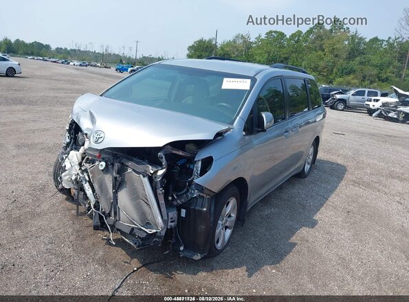5TDKZ3DCXHS820180 2017 TOYOTA SIENNA Silver Передня ліва чверть