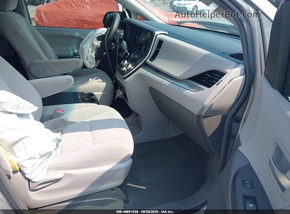5TDKZ3DCXHS820180 2017 TOYOTA SIENNA Silver Вид салону спереду