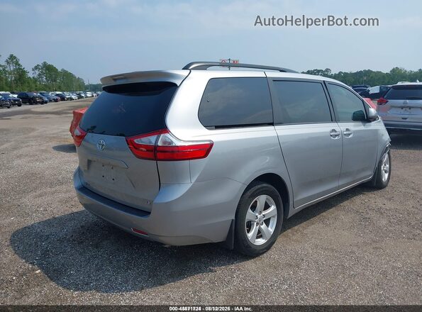5TDKZ3DCXHS820180 2017 TOYOTA SIENNA Silver Задня права чверть