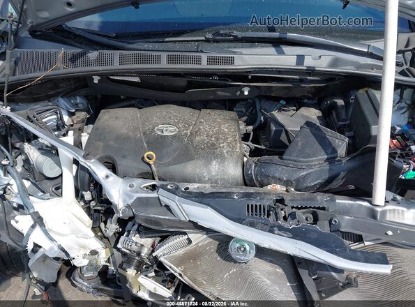 5TDKZ3DCXHS820180 2017 TOYOTA SIENNA Silver Вид ззаду