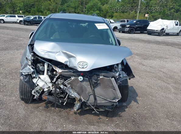5TDKZ3DCXHS820180 2017 TOYOTA SIENNA Silver Вид спереду