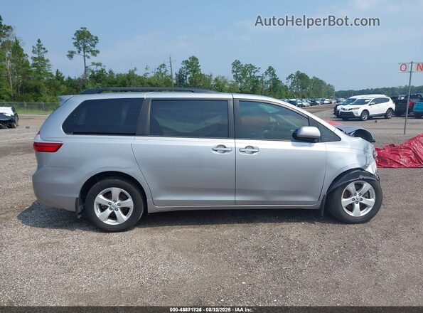 5TDKZ3DCXHS820180 2017 TOYOTA SIENNA Silver Вид задньої частини салону