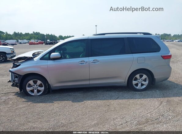 5TDKZ3DCXHS820180 2017 TOYOTA SIENNA Silver Панорамний вид салону 360°