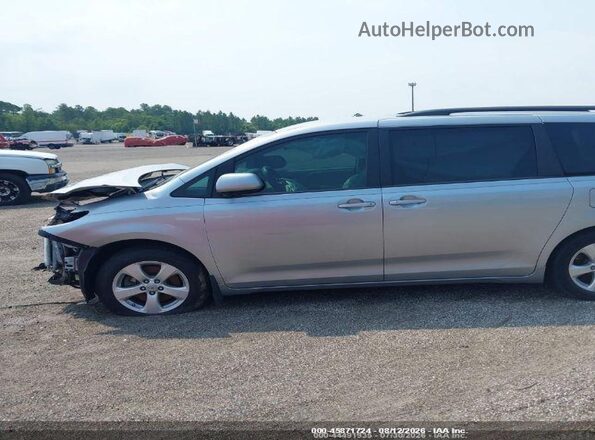 5TDKZ3DCXHS820180 2017 TOYOTA SIENNA Silver 