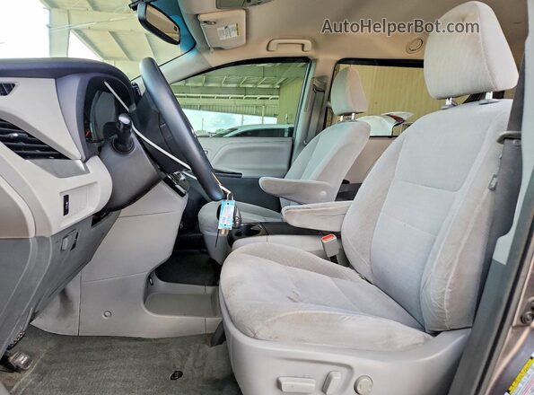 5TDKZ3DCXHS843362 2017 TOYOTA SIENNA Gray Вид салону спереду