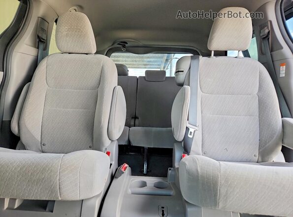 5TDKZ3DCXHS843362 2017 TOYOTA SIENNA Gray Вид задніх сидінь