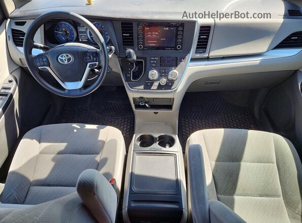 5TDKZ3DCXJS963457 2018 TOYOTA SIENNA Белый Вид панели приборов