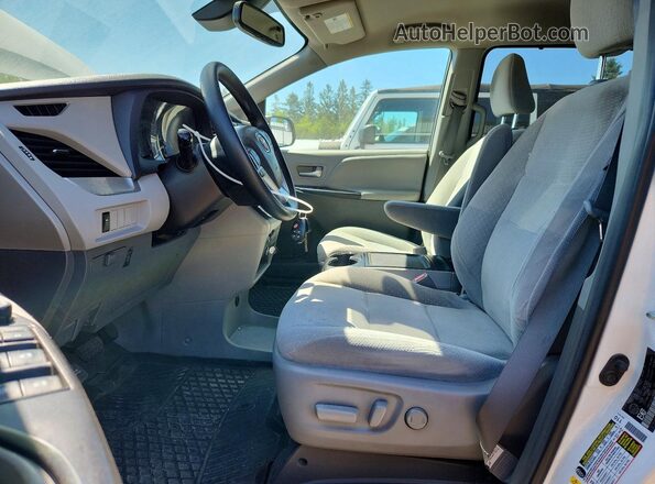 5TDKZ3DCXJS963457 2018 TOYOTA SIENNA Белый Вид салона спереди