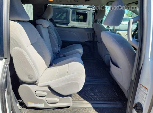 5TDKZ3DCXJS963457 2018 TOYOTA SIENNA Белый Вид задней части салона