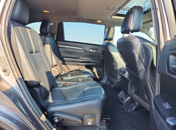 5TDKZRFH0JS285541 2018 TOYOTA HIGHLANDER Gray Вид задньої частини салону