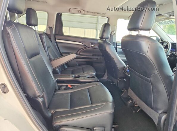5TDKZRFH0KS316370 2019 TOYOTA HIGHLANDER White Widok wnętrza z tyłu