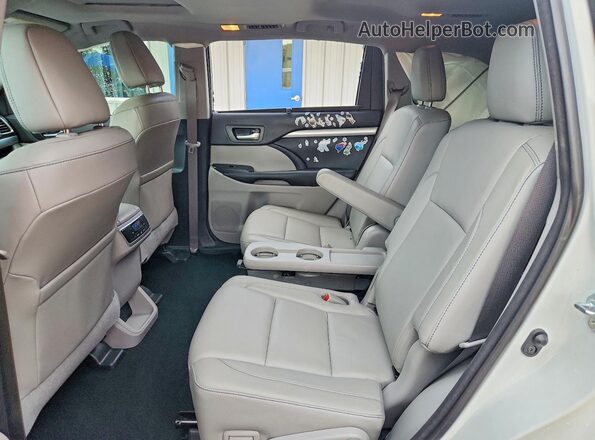 5TDKZRFH1JS546451 2018 TOYOTA HIGHLANDER White უკანა სალონის ხედი