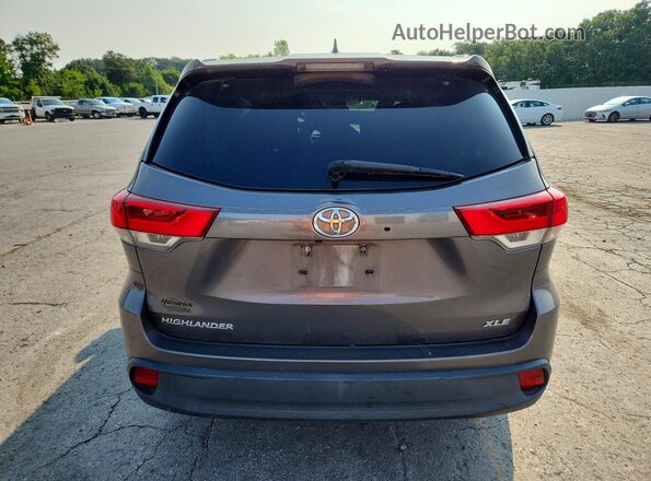 5TDKZRFH2HS511556 2017 TOYOTA HIGHLANDER Gray Вид ззаду