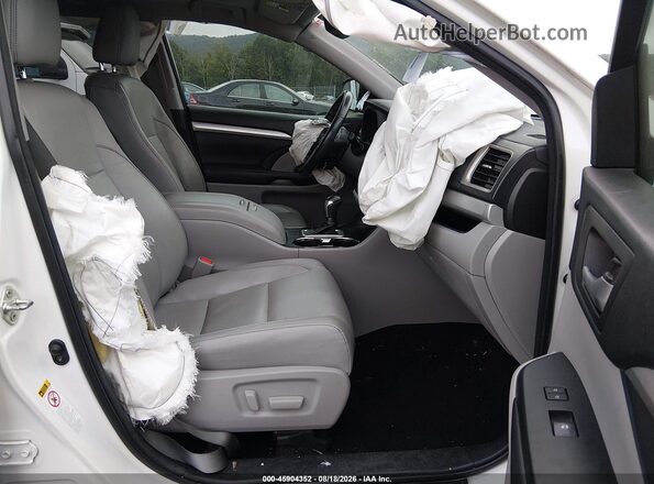 5TDKZRFH5JS267245 2018 TOYOTA HIGHLANDER White Front interior view