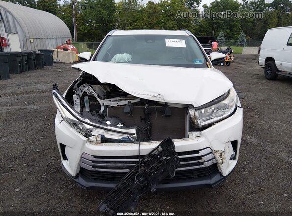 5TDKZRFH5JS267245 2018 TOYOTA HIGHLANDER White Rear interior view