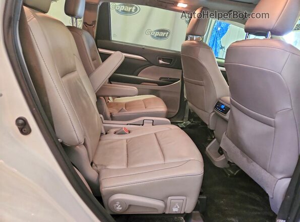 5TDKZRFH5KS566381 2019 TOYOTA HIGHLANDER White Widok wnętrza z tyłu