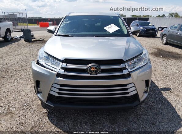 5TDKZRFH7JS536880 2018 TOYOTA HIGHLANDER Silver Vista interior trasera