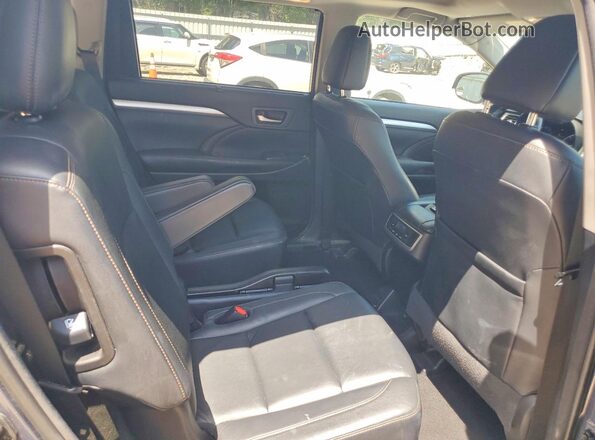 5TDKZRFH8JS267630 2018 TOYOTA HIGHLANDER Серебряный Вид задней части салона