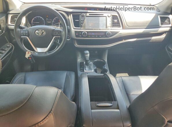 5TDKZRFH8JS267630 2018 TOYOTA HIGHLANDER Серебряный Вид панели приборов