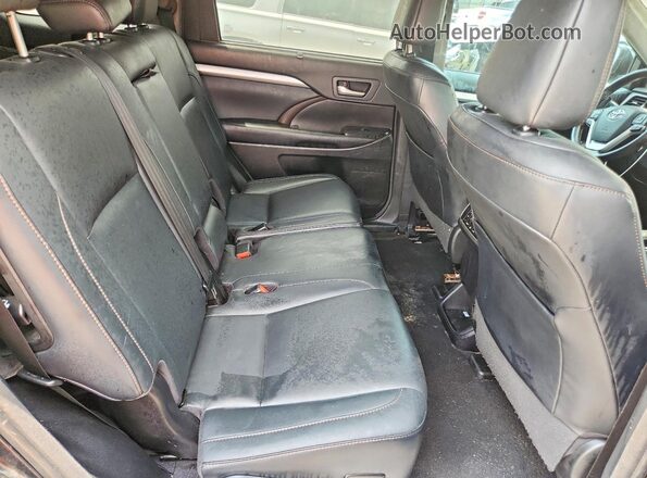 5TDKZRFH8JS531980 2018 TOYOTA HIGHLANDER Black Вид задньої частини салону