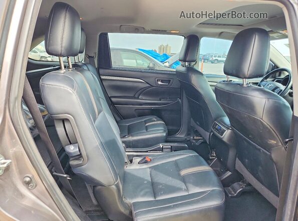 5TDKZRFH8JS546141 2018 TOYOTA HIGHLANDER Gray Rear interior view