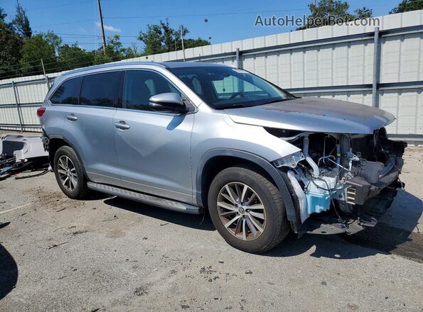5TDKZRFH9JS527338 2018 TOYOTA HIGHLANDER Серебряный Передняя правая четверть