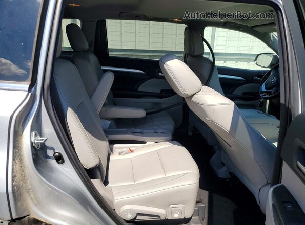 5TDKZRFH9JS527338 2018 TOYOTA HIGHLANDER Серебряный Вид задней части салона