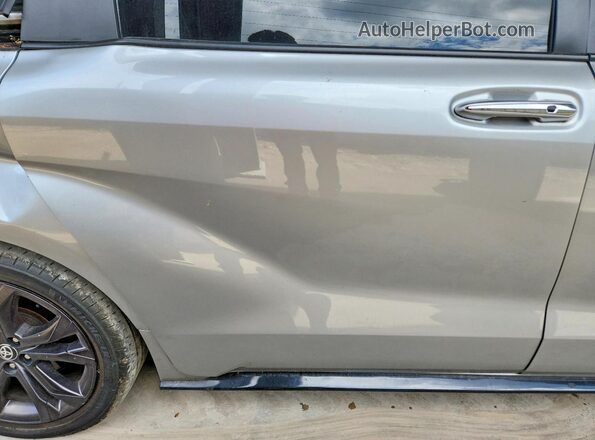 5TDXRKEC1PS170586 2023 TOYOTA SIENNA Silver Սալոնի հետևի տեսք