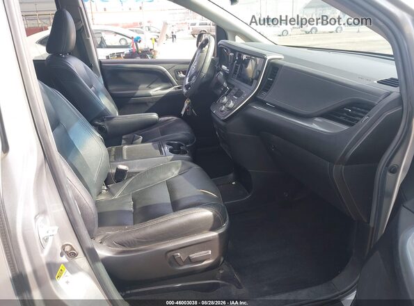 5TDXZ3DC7HS847875 2017 TOYOTA SIENNA Серебряный Вид салона спереди