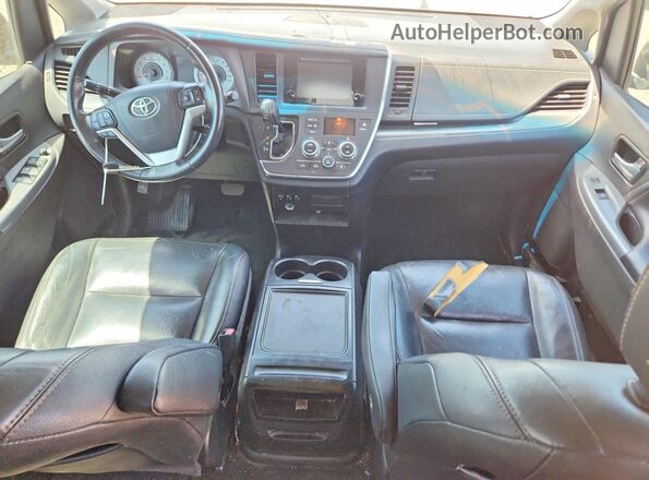 5TDXZ3DC9HS770295 2017 TOYOTA SIENNA Красный Вид панели приборов