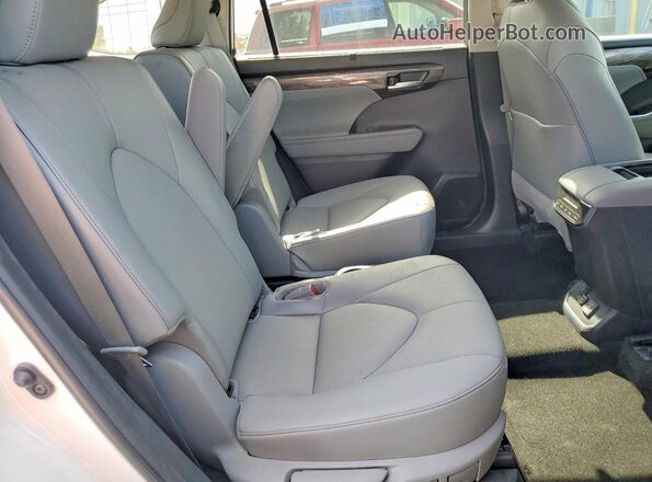 5TDYARAH4PS522887 2023 TOYOTA HIGHLANDER White Widok wnętrza z tyłu