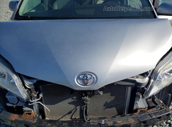 5TDYK3DC6GS701913 2016 TOYOTA SIENNA Silver Widok komory silnika