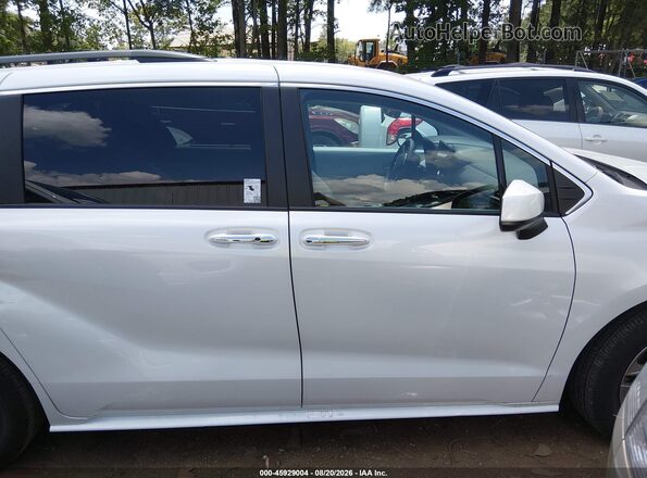 5TDYRKEC0TS313655 2026 TOYOTA SIENNA White Vista interior trasera